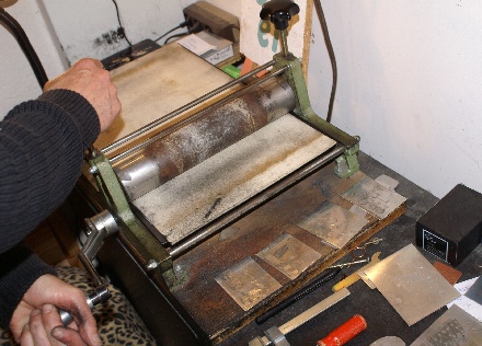 7) Drucken auf der Walzenpresse
