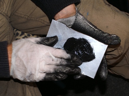 4) Einreiben der Druckplatten mit Tiefdruckfarbe
