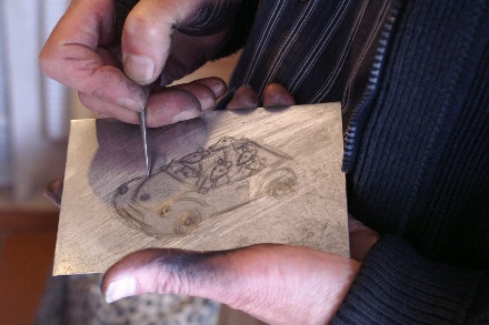 1) Einritzen der Zeichnung mit der Stahlnadel (Kaltnadelradierung)
